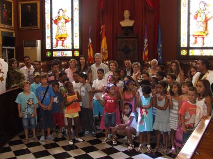 Los niños y niñas saharauis y sus familias de acogida han visitado el Ajuntament de Palma