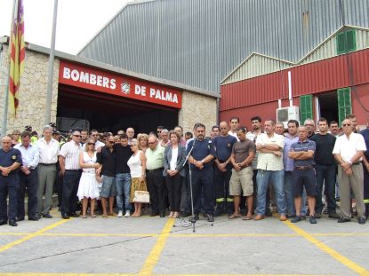 Minuto de silencio en memoria del bombero Alejandro Ribas,  muerto en el incendio de la calle Andreu Feliu