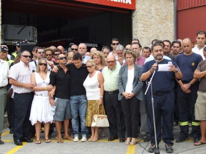 Minuto de silencio en memoria del bombero Alejandro Ribas,  muerto en el incendio de la calle Andreu Feliu