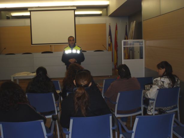 Entrega dels diplomes a les participants del curs d'autoprotecció per a dones