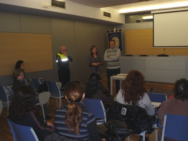 Entrega dels diplomes a les participants del curs d'autoprotecció per a dones