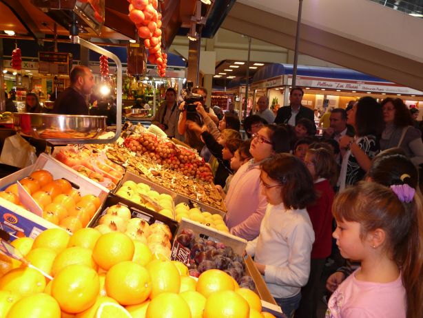 Els alumnes del CP Costa i Llobera participen a una de les visites del projecte L'Escola al Mercat