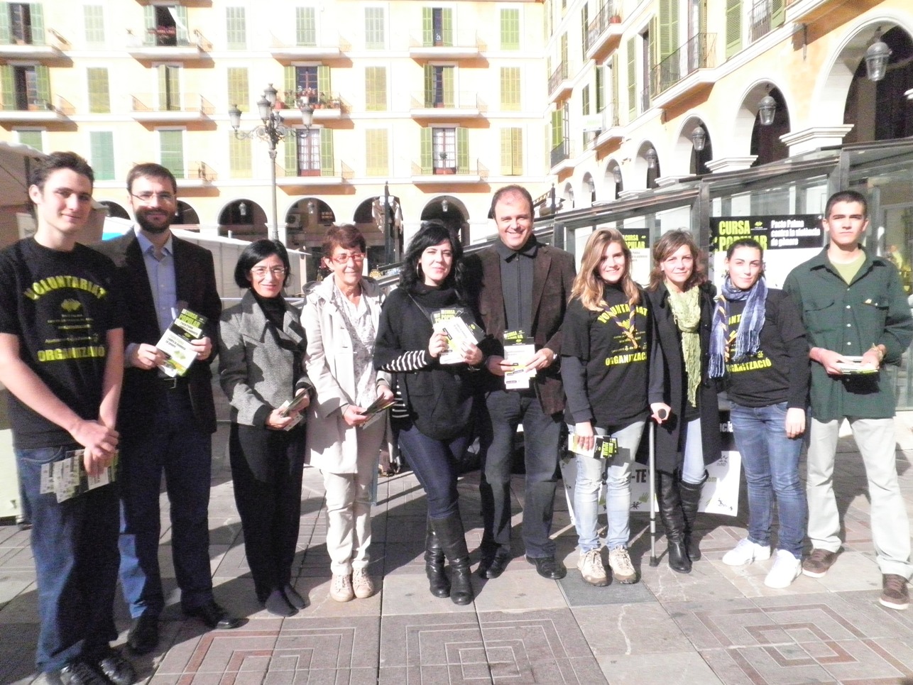 Concejales del Ayuntamiento de Palma con la Directora Insular de Igualdad han repartido hoy folletos informativos de la III Carrera Pacto Palma contra la violencia de género