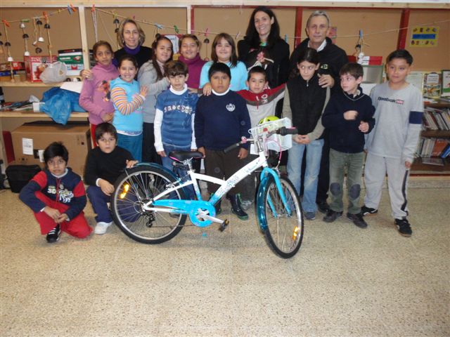 El Ayuntamiento de Palma premia con una bicicleta a la ganadora del concurso de dibujo para la decoración de un espacio verde del barrio de la Indioteria