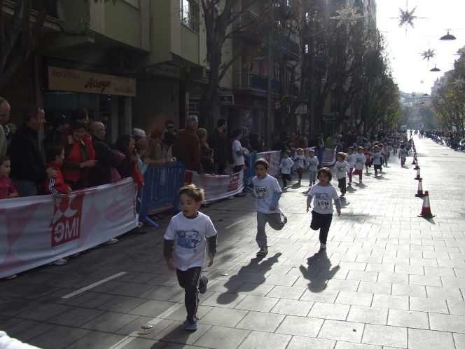 Unos 400 jóvenes participan en la segunda carrera infantil de Reyes