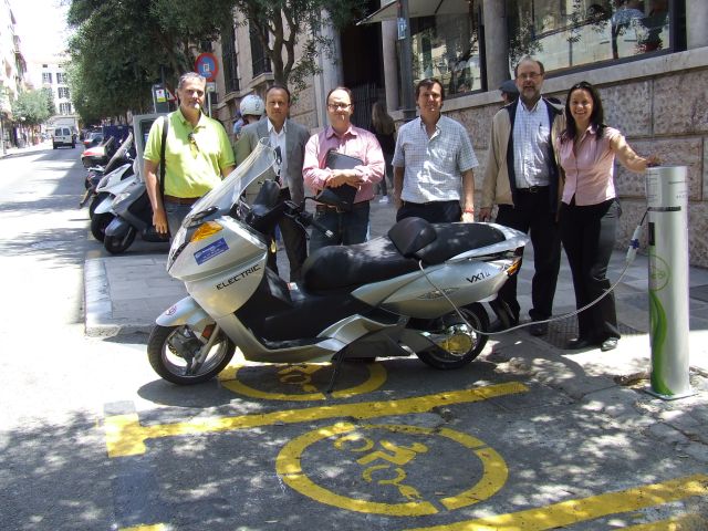 » L'Ajuntament habilita dos punts de recàrrega per a motos elèctriques