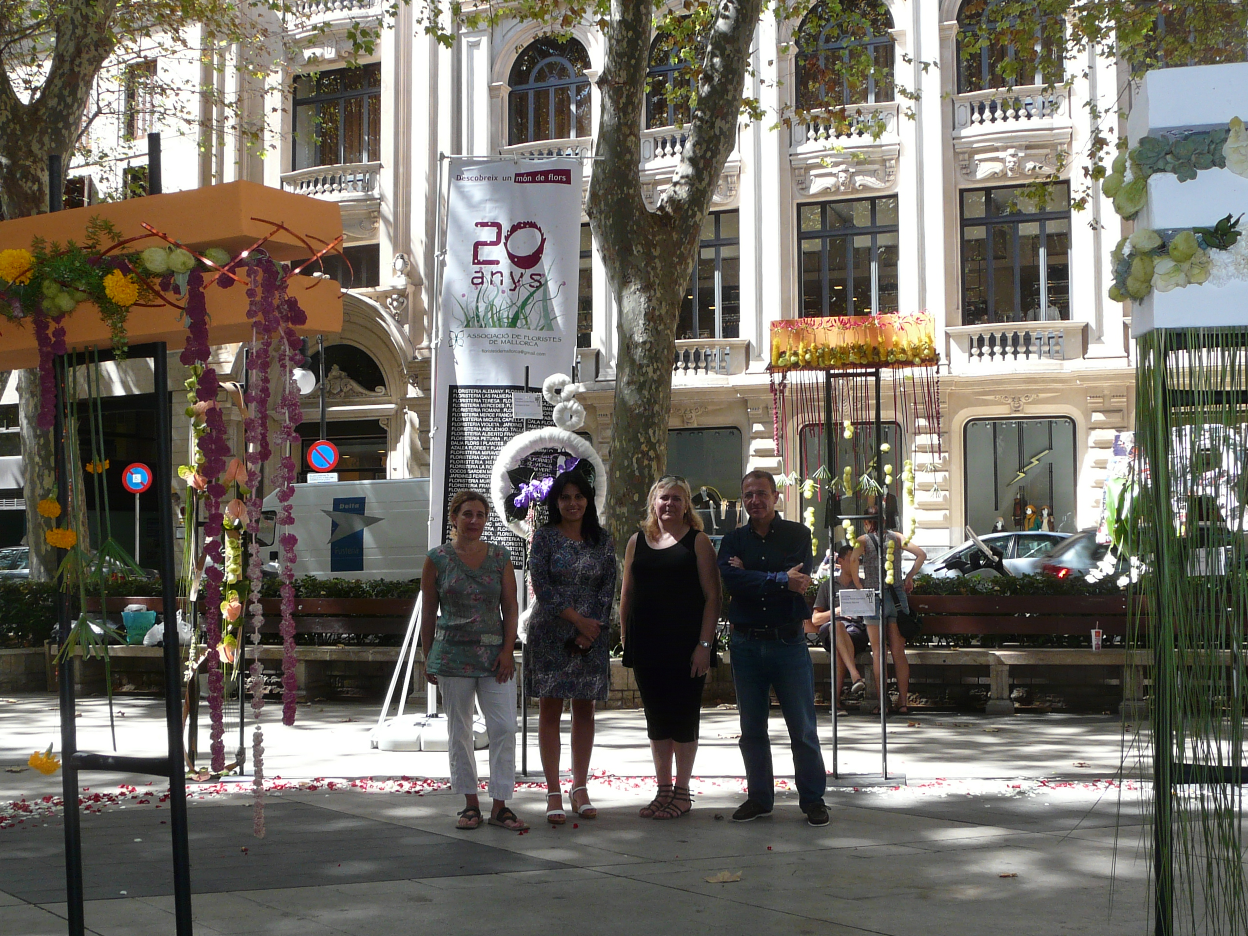 La regidora de Comerç visita l'exposició dels Floristes al Passeig del Born 