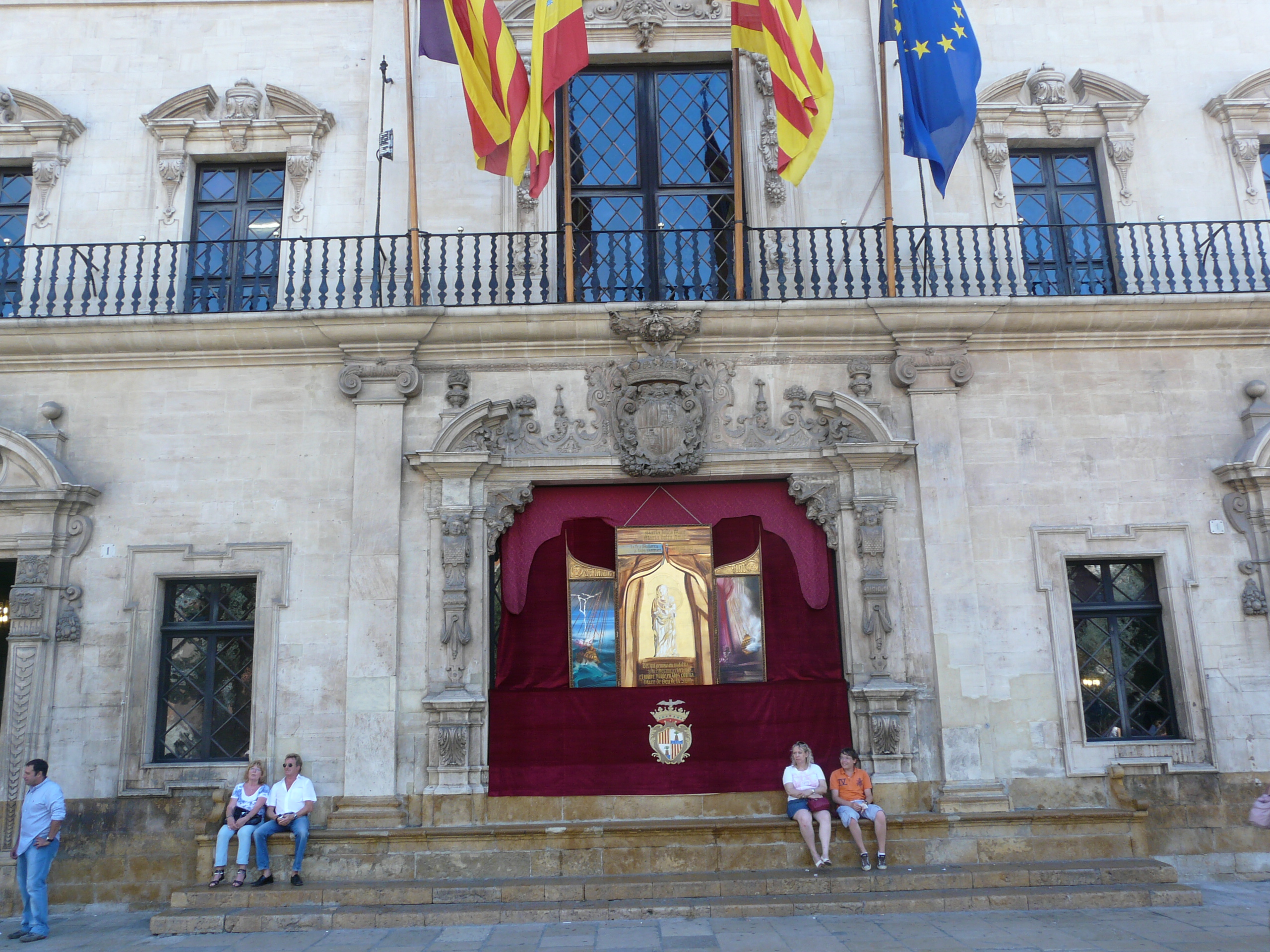 El Ayuntamiento de Palma recupera la tradición de mostrar la imagen de la Virgen de la Salud, en la fachada de Cort