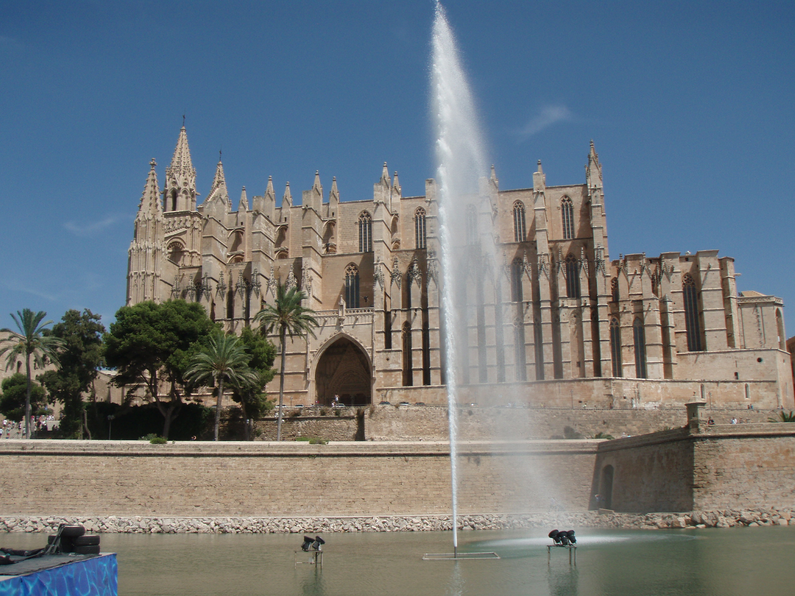 EMAYA instal.la noves bombes impulsores al llac del Parc de la Mar per oxigenar l'aigua 