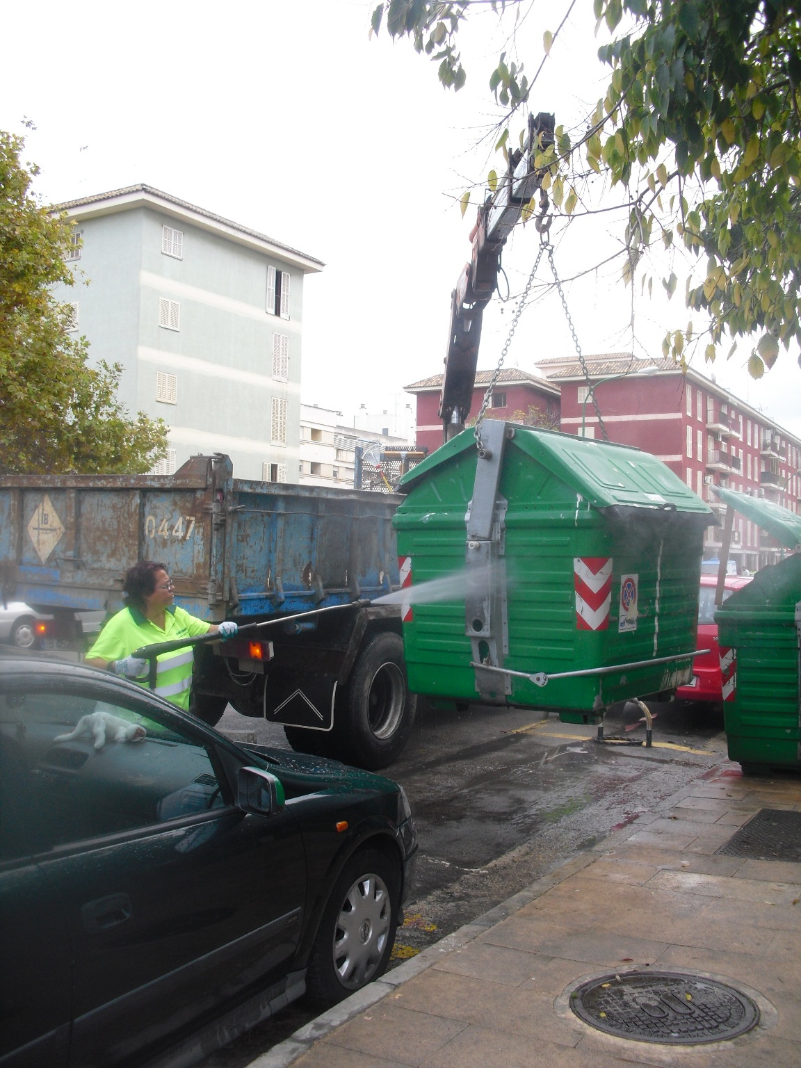 EMAYA ha limpiado 606 contenedores, baldeado 27.200 m. de calle y sustituido 378 papeleras desde el inicio del Plan Integral para las Barriadas