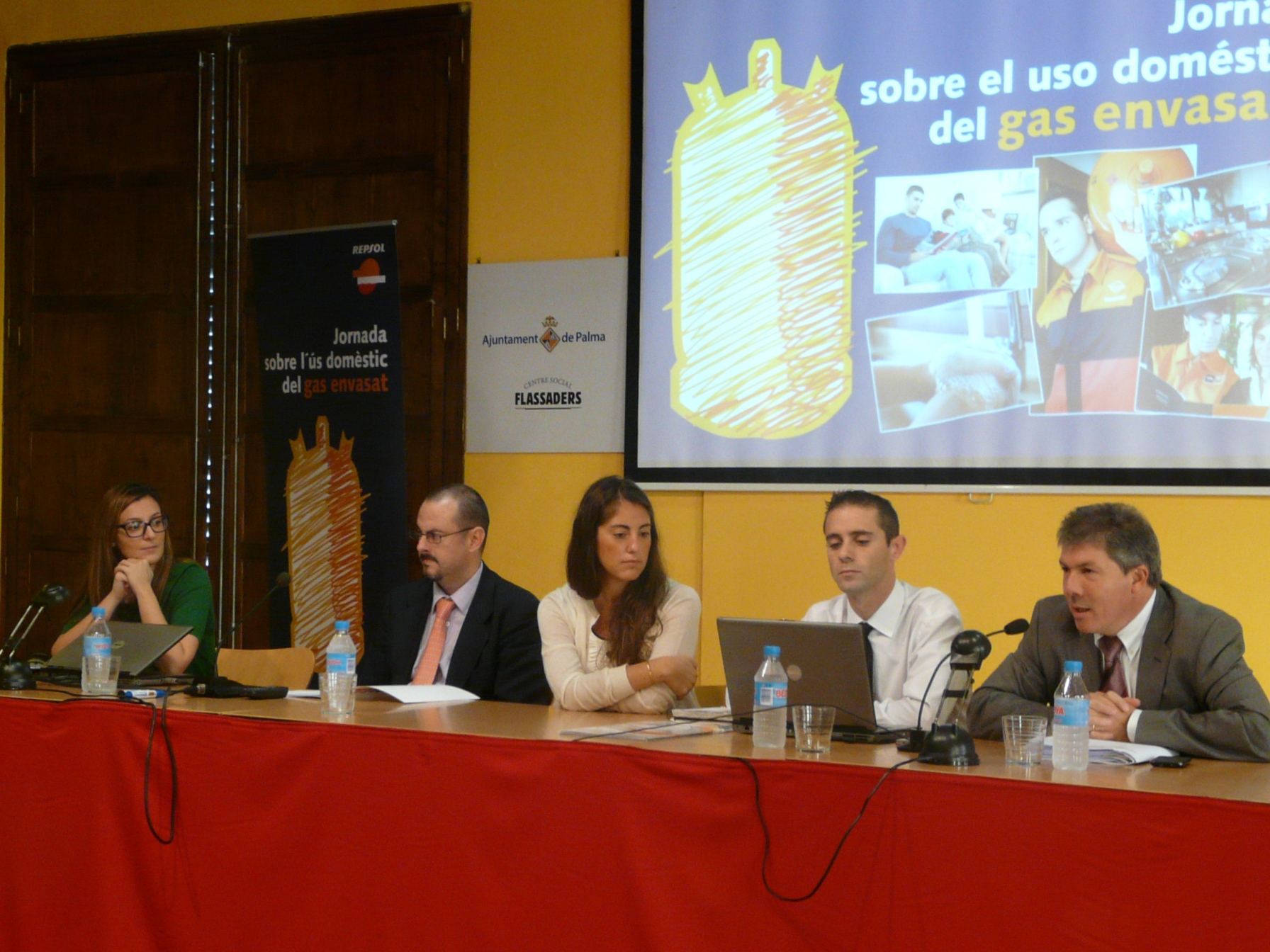 Rosa Llobera i el director territorial de Balears de Repsol presenten les 'Jornades sobre ús domèstic del gas envasat'