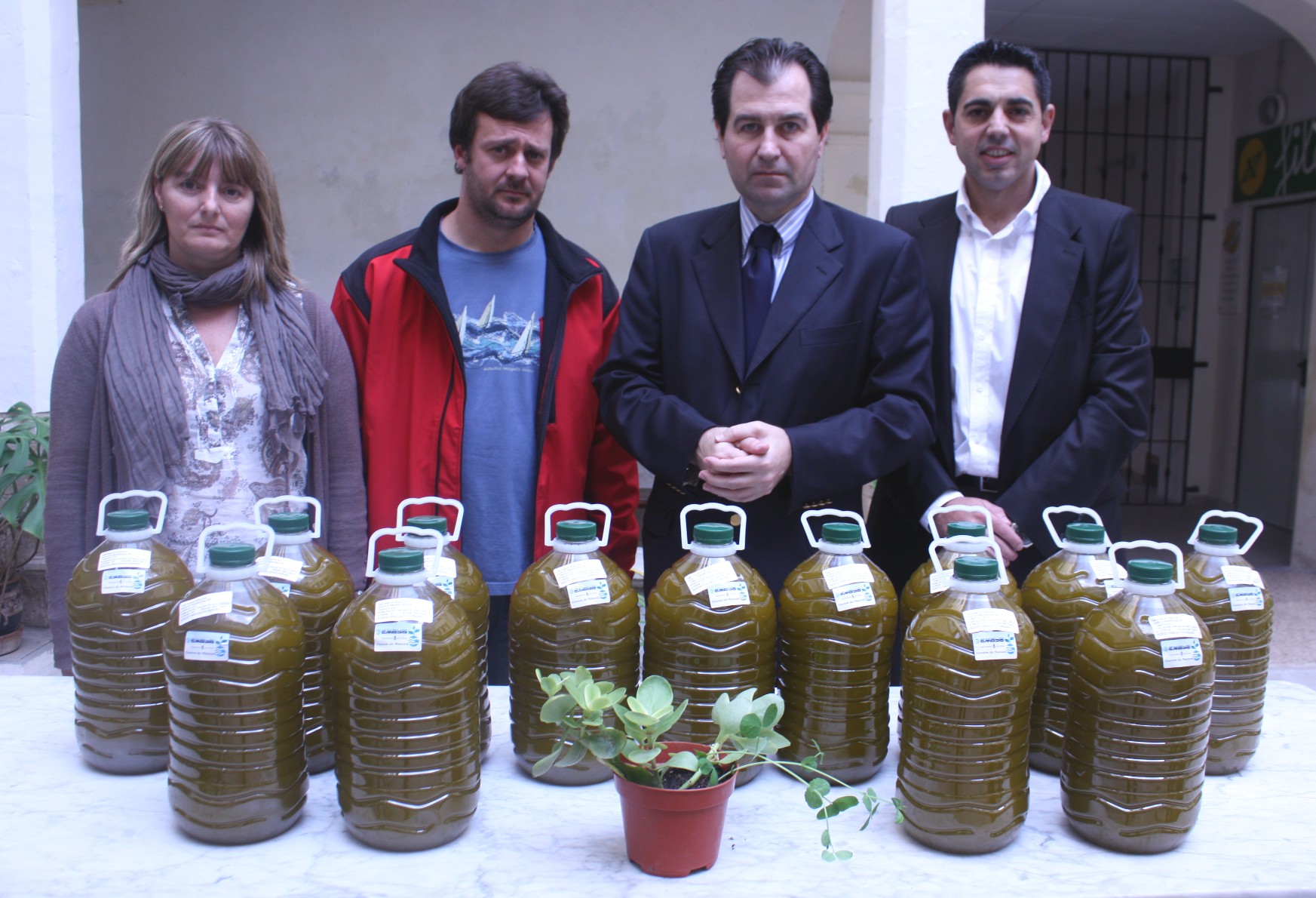 EMAYA dóna a La Sapiència la producció anual de fruita i oli obtinguts al seu Centre de Conservació per a la Biodiversitat 