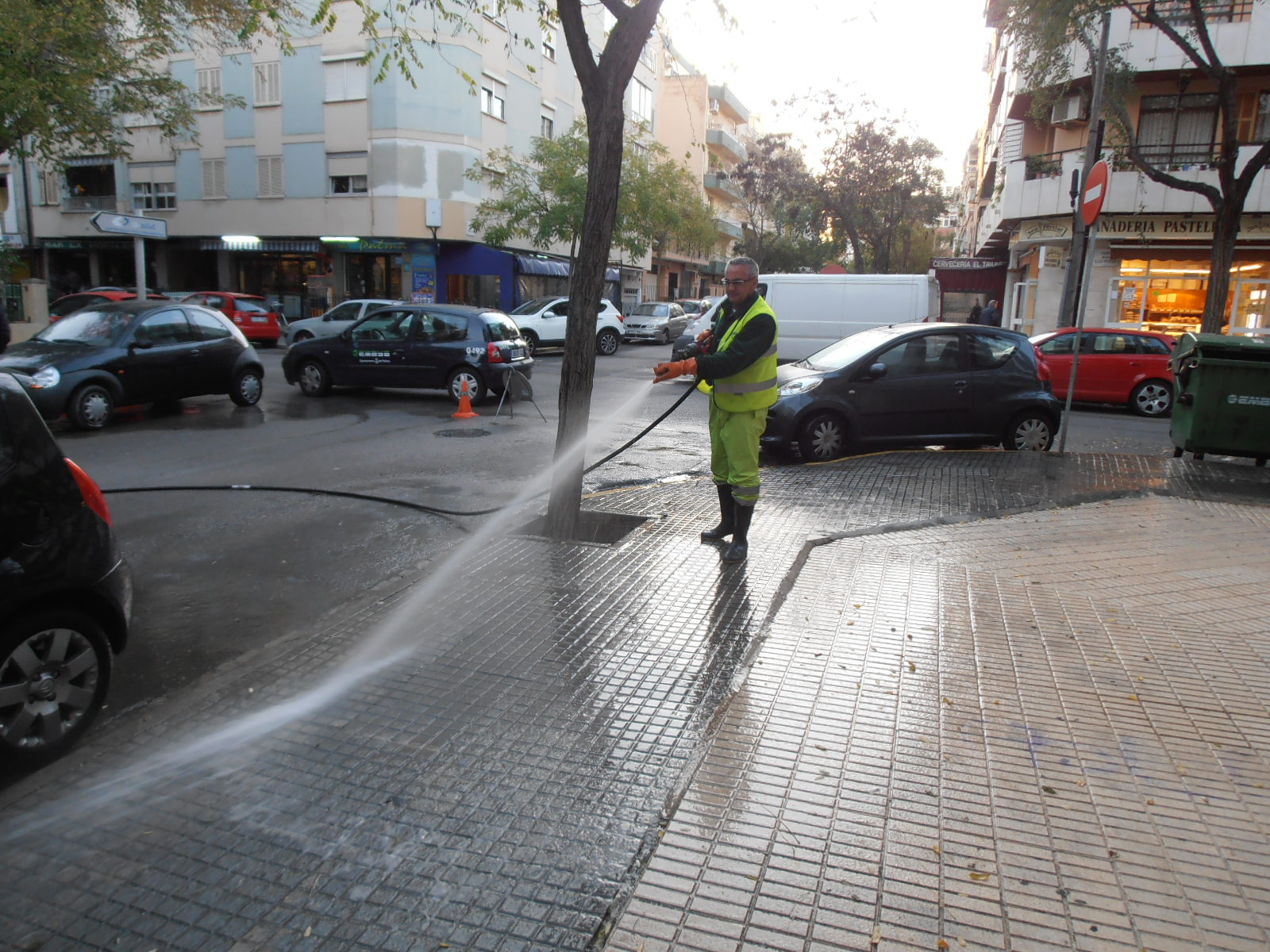 Cort despliega su 'zafarrancho de limpieza' en las calles y plazas del Coll d'en Rabassa