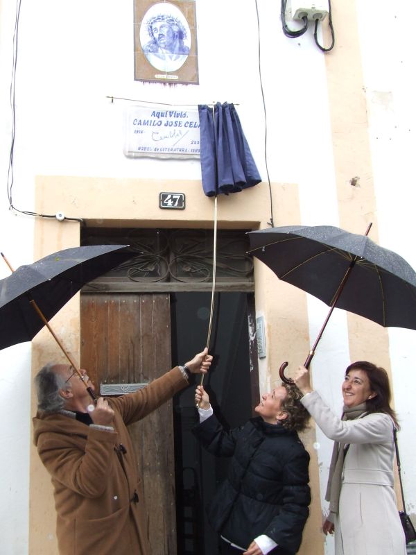 » Placa per recordar la residència del matrimoni Cela