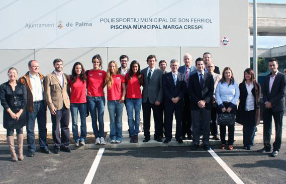 El batle de Palma inaugura la piscina municipal 'Marga Crespí' de Son Ferriol