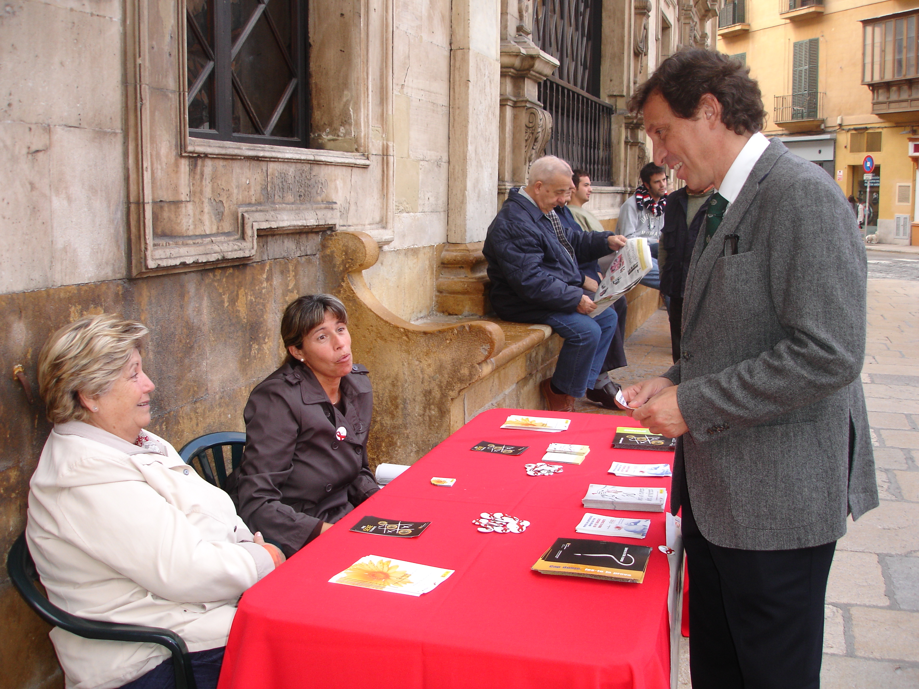 El batle de Palma, amb la taula informativa municipal el Dia Internacional de la Lluita contra la Sida