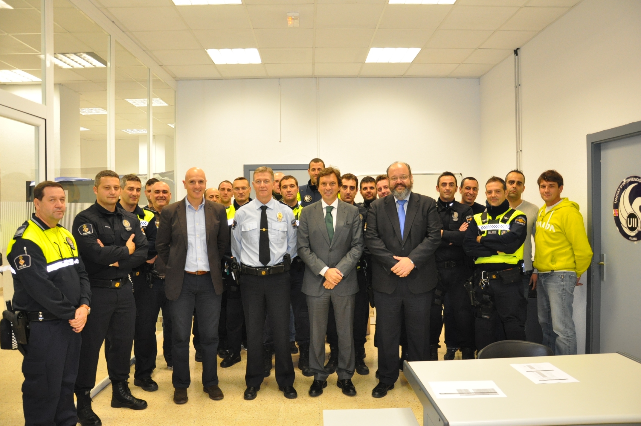 Felicitació del batle Mateo Isern als agents de la UII i el GAP de la Policia Local de Palma 